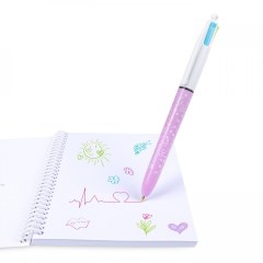 Penn som skriver i 4 kule farger og har kule helsearbeider motiv. Rosa